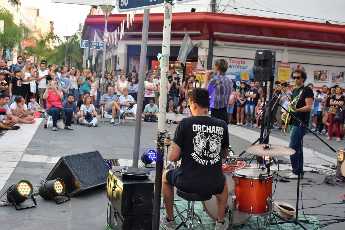 Especial navideño del ciclo cultural en plena Peatonal. Especial navideño del ciclo cultural en plena Peatonal.