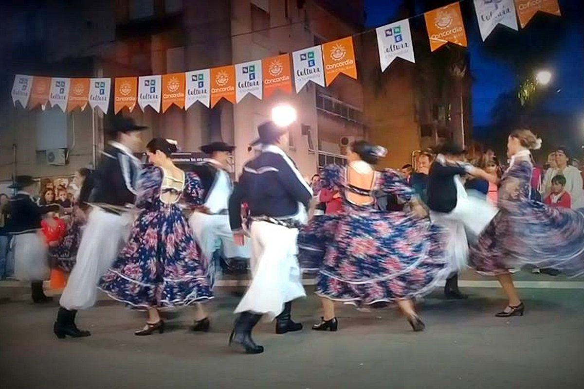 El ciclo cultural se realiza al aire libre, de forma totalmente gratuita. El ciclo cultural se realiza al aire libre, de forma totalmente gratuita.