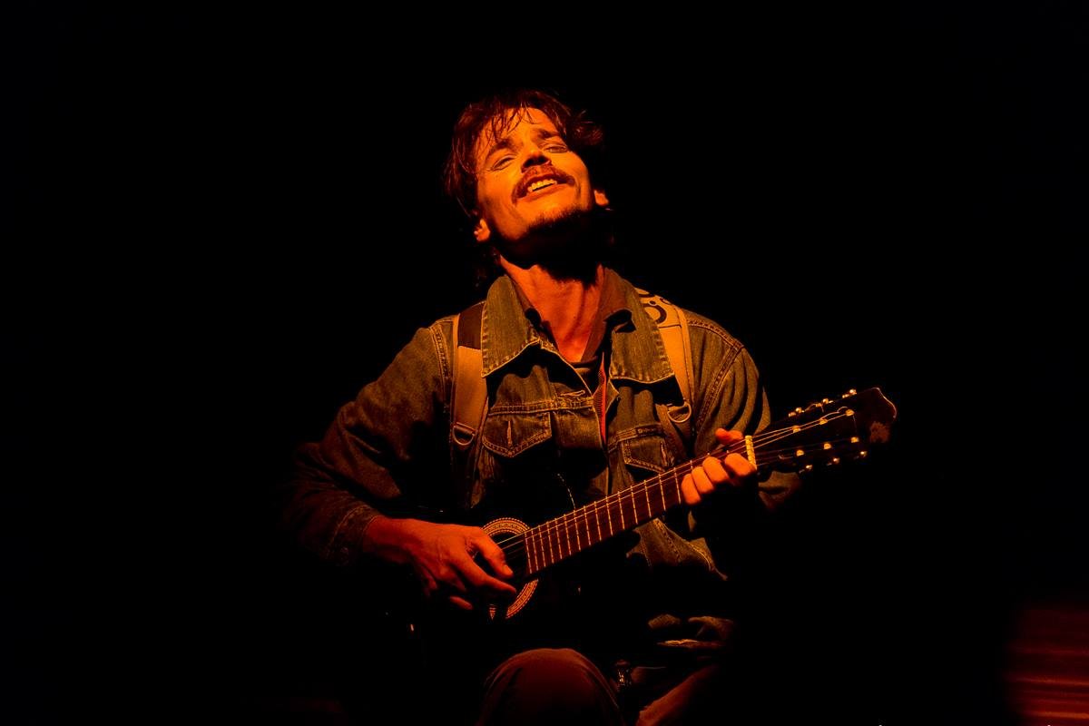 “El ave no es del nido en el que nace sino del cielo que recorren sus alas” “El ave no es del nido en el que nace sino del cielo que recorren sus alas”