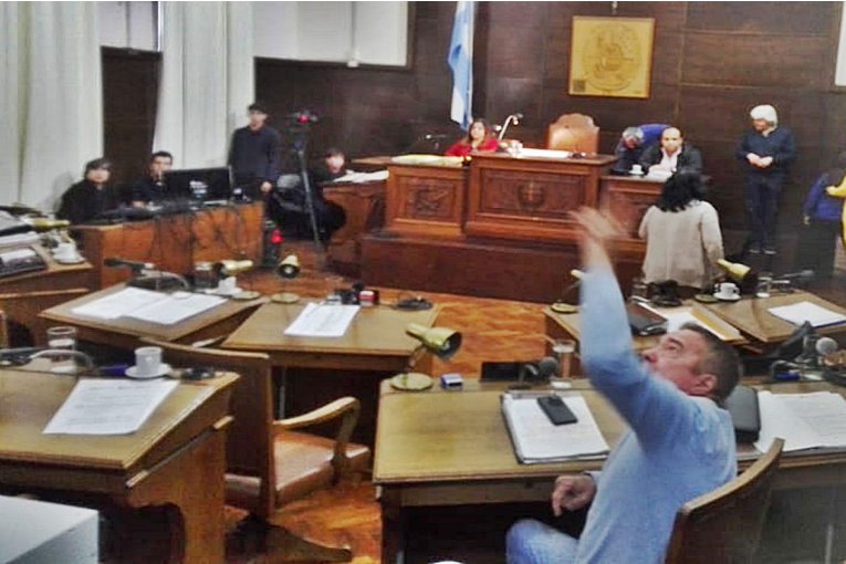 Hubo concejales del PJ “que no levantaron la mano, pero tampoco han levantado la voz”, reprochó Rapuzzi