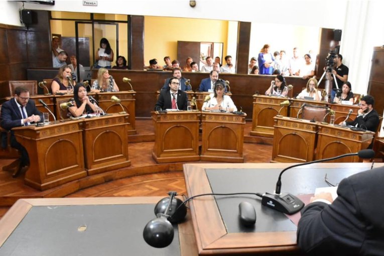 Tras la licencia otorgada a Cresto los concejales de la oposición y oficialismo se tiraron con sendos comunicados