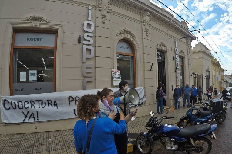 Docentes se manifestaron frente a IOSPER para reiterar una serie de reclamos