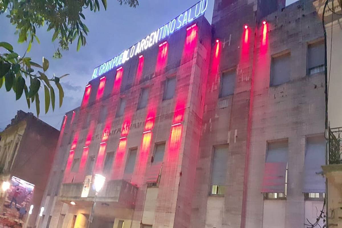 El edificio municipal se tiñó de rojo. El edificio municipal se tiñó de rojo.