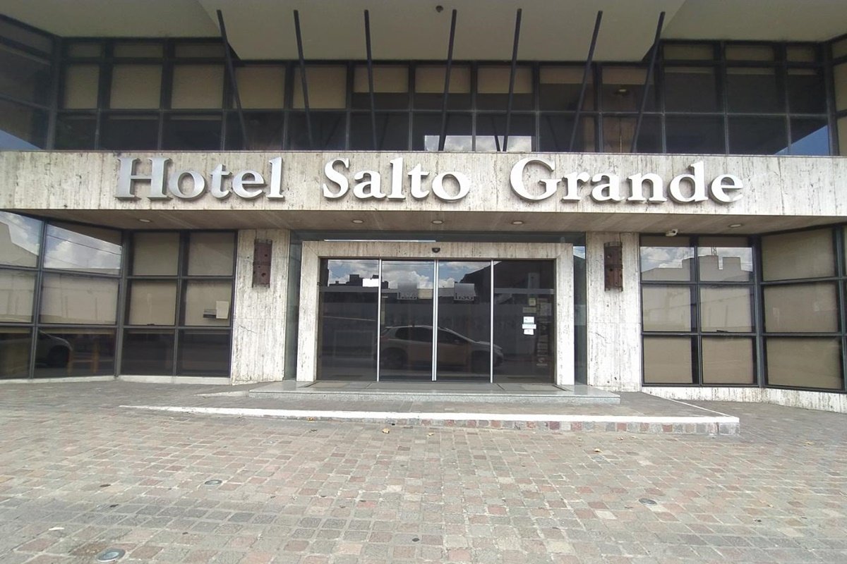 El hotel Salto Grande con sus puertas cerradas en Concordia El hotel Salto Grande con sus puertas cerradas en Concordia
