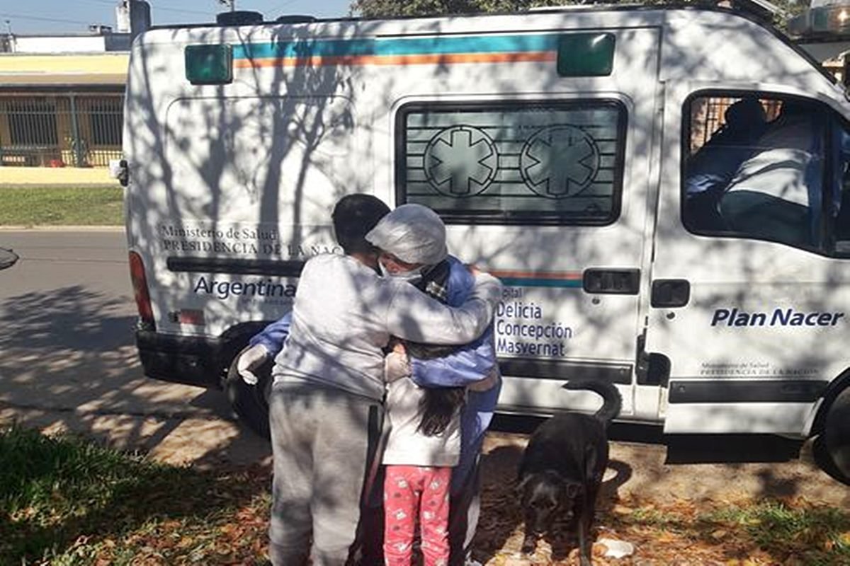 El abrazo emocionante de la mujer con su familia. El abrazo emocionante de la mujer con su familia.