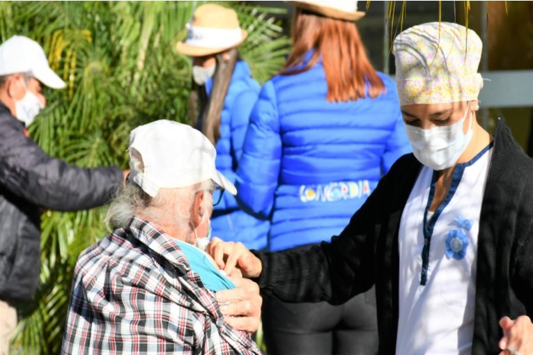 Concordia concretó una nueva jornada de vacunación contra el Coronavirus y obsequió escarapelas