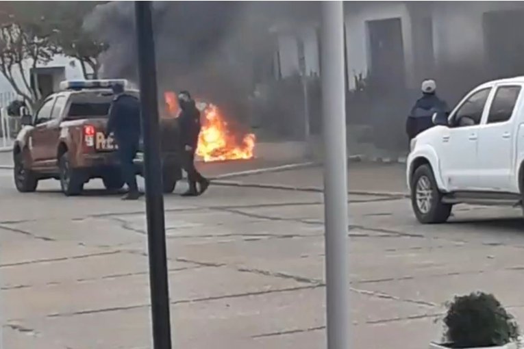 Comerciantes prendieron fuego frente a la municipalidad de Chajarí y Galimberti reprochó la actitud