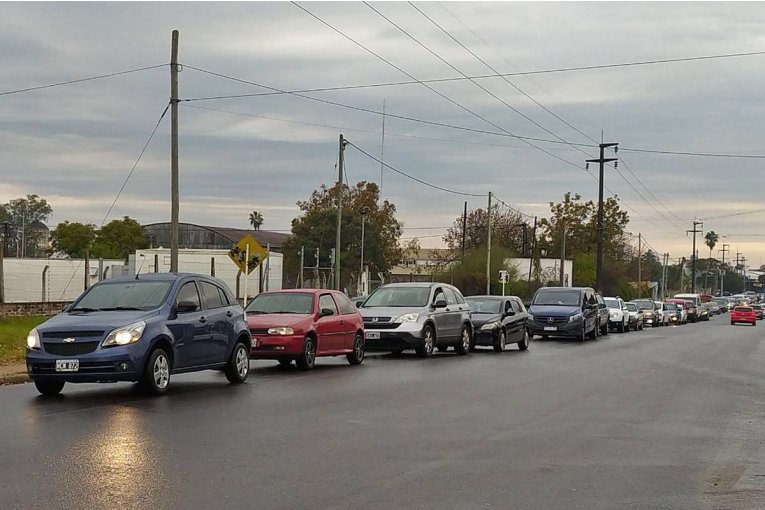 En un día de largas filas advierten que no se vacuna a personas de riesgo sin certificado