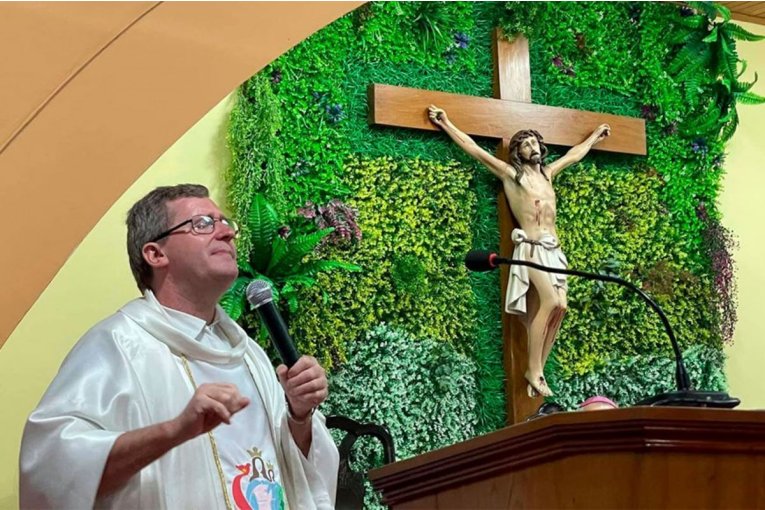 Piden cadena de oración por un sacerdote internado con un severo cuadro de Covid