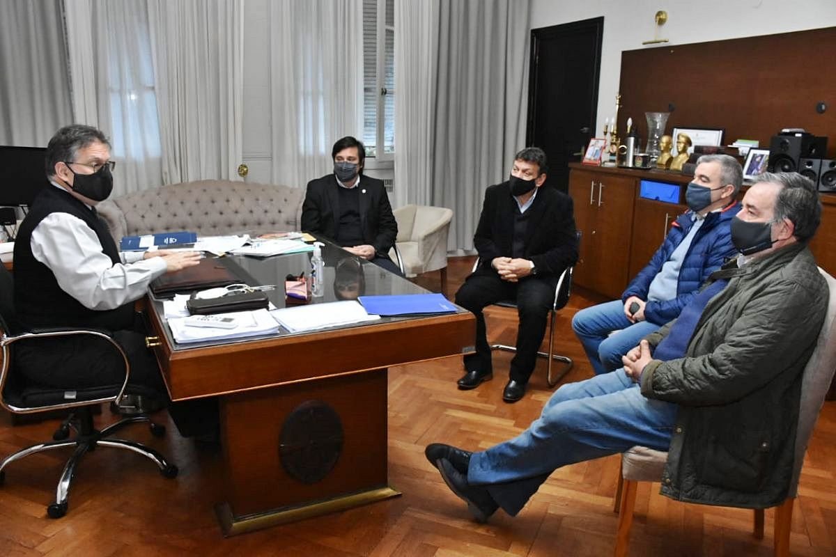Municipales, gremio y autoridades del Centro de Comercio se reunieron este lunes Municipales, gremio y autoridades del Centro de Comercio se reunieron este lunes