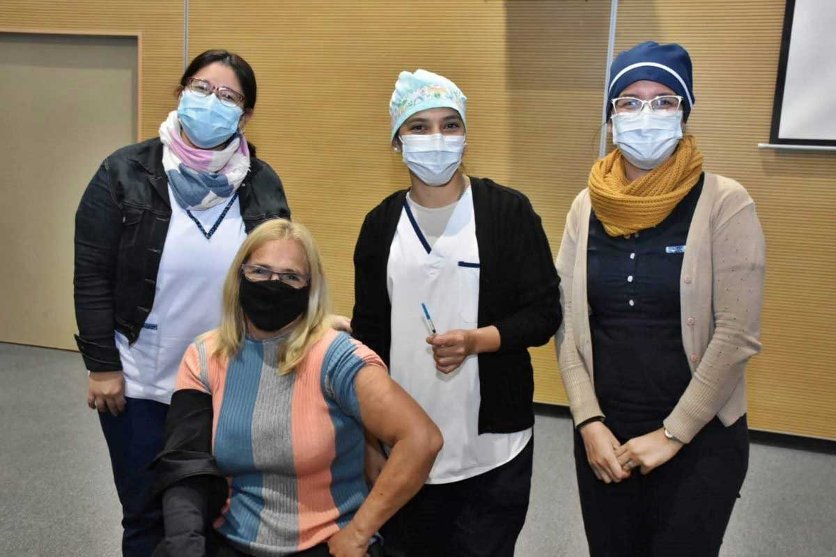 Cerca de 2 mil docentes vacunados durante la mañana de este miércoles. Cerca de 2 mil docentes vacunados durante la mañana de este miércoles.