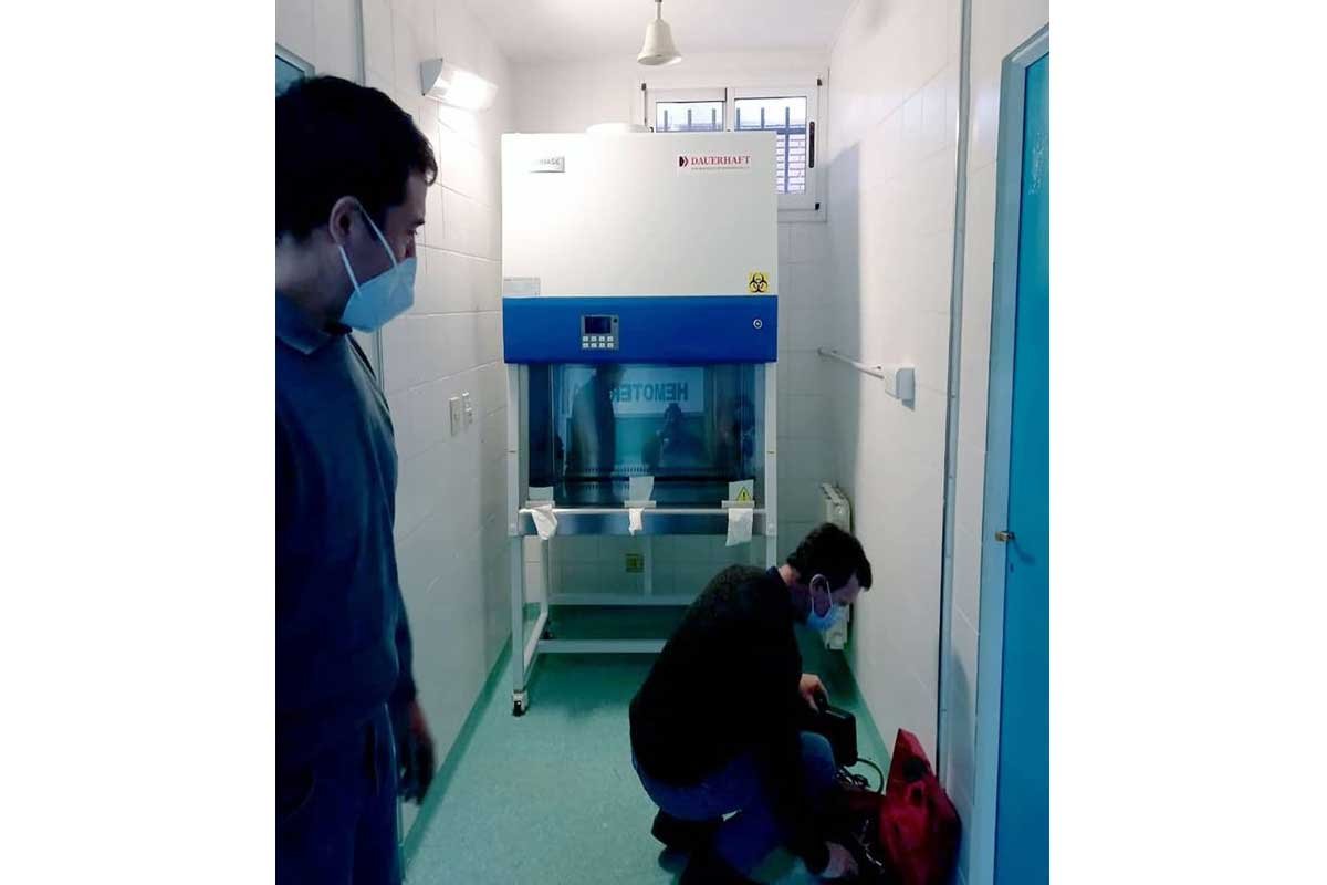 Es una cabina de flujo laminar para el laboratorio de biología molecular. Es una cabina de flujo laminar para el laboratorio de biología molecular.