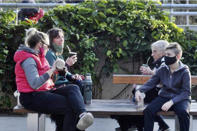 La provincia habilita reuniones sociales en espacios abiertos y otras flexibilizaciones