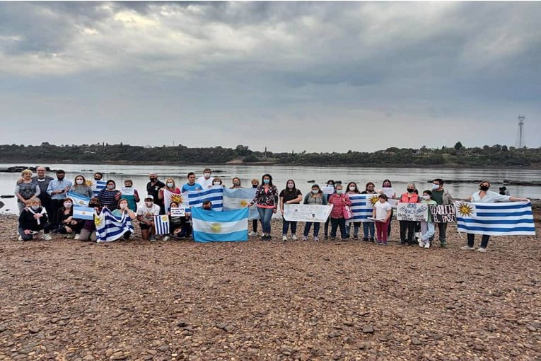 Integrantes del Grupo Puente volvieron a manifestarse simultáneamente en Concordia y en Salto