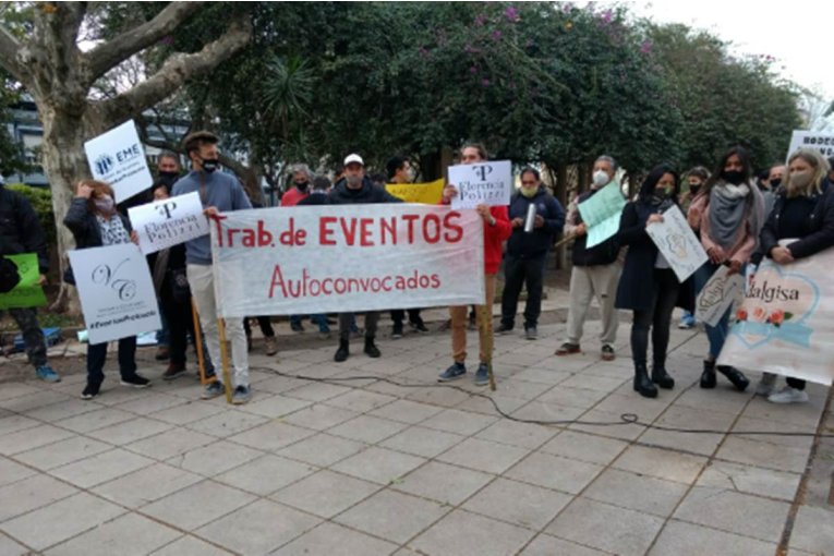 Organizadores de eventos se convocaron frente a la Municipalidad pidiendo flexibilizaciones para el sector