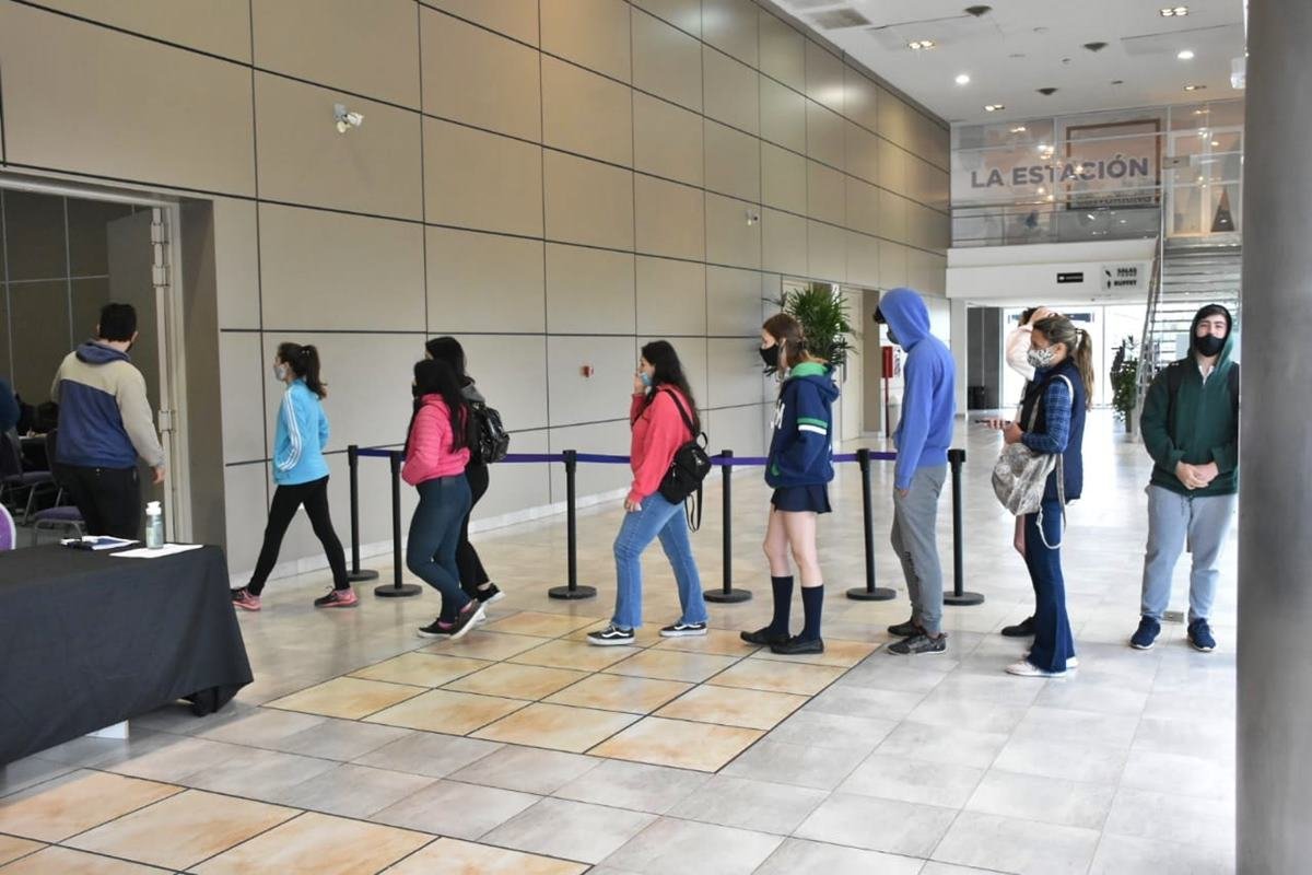 Habrá segundas dosis para adolescentes vacunados con Pfizer. Habrá segundas dosis para adolescentes vacunados con Pfizer.