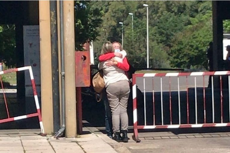La impactante foto de dos hermanas que se abrazan entre las vallas del puente cerrado en Salto Grande