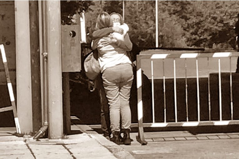 Habló una de las hermanas protagonistas del abrazo: "Fue algo sorpresivo y lloramos las dos"