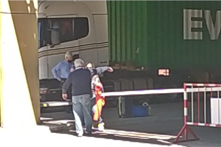 VIDEO: El encuentro de la primera persona en cruzar la aduana y sus padres uruguayos