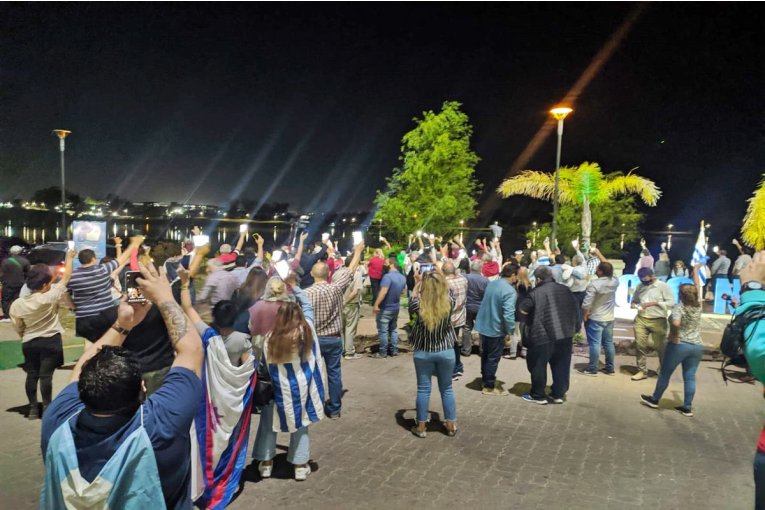 De orilla a orilla se manifestaron al grito de "abran los puentes"