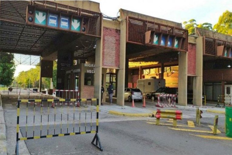 Uruguay flexibiliza parcialmente el pase de mercadería desde este lunes