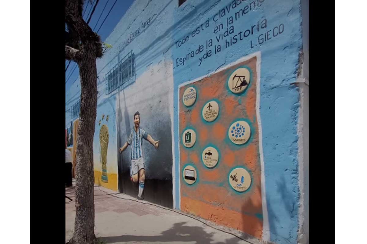 El mural está relacionado a la Memoria, con la imagen de íconos argentos. El mural está relacionado a la Memoria, con la imagen de íconos argentos.