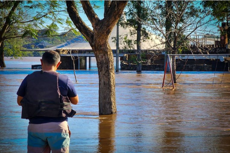 Del otro lado del río varias familias también están padeciendo los efectos de la creciente