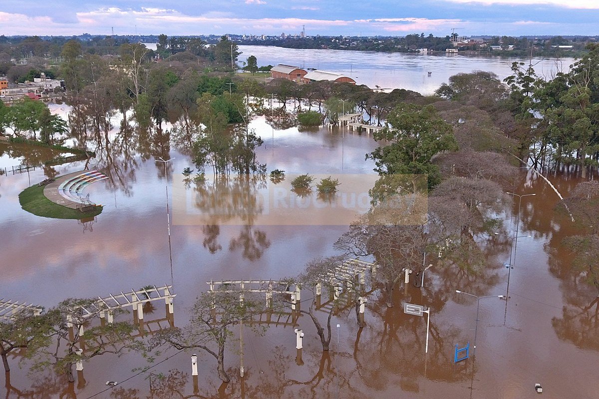 La zona del anfitratro en la costanera y al fondo los galpones del puerto La zona del anfitratro en la costanera y al fondo los galpones del puerto