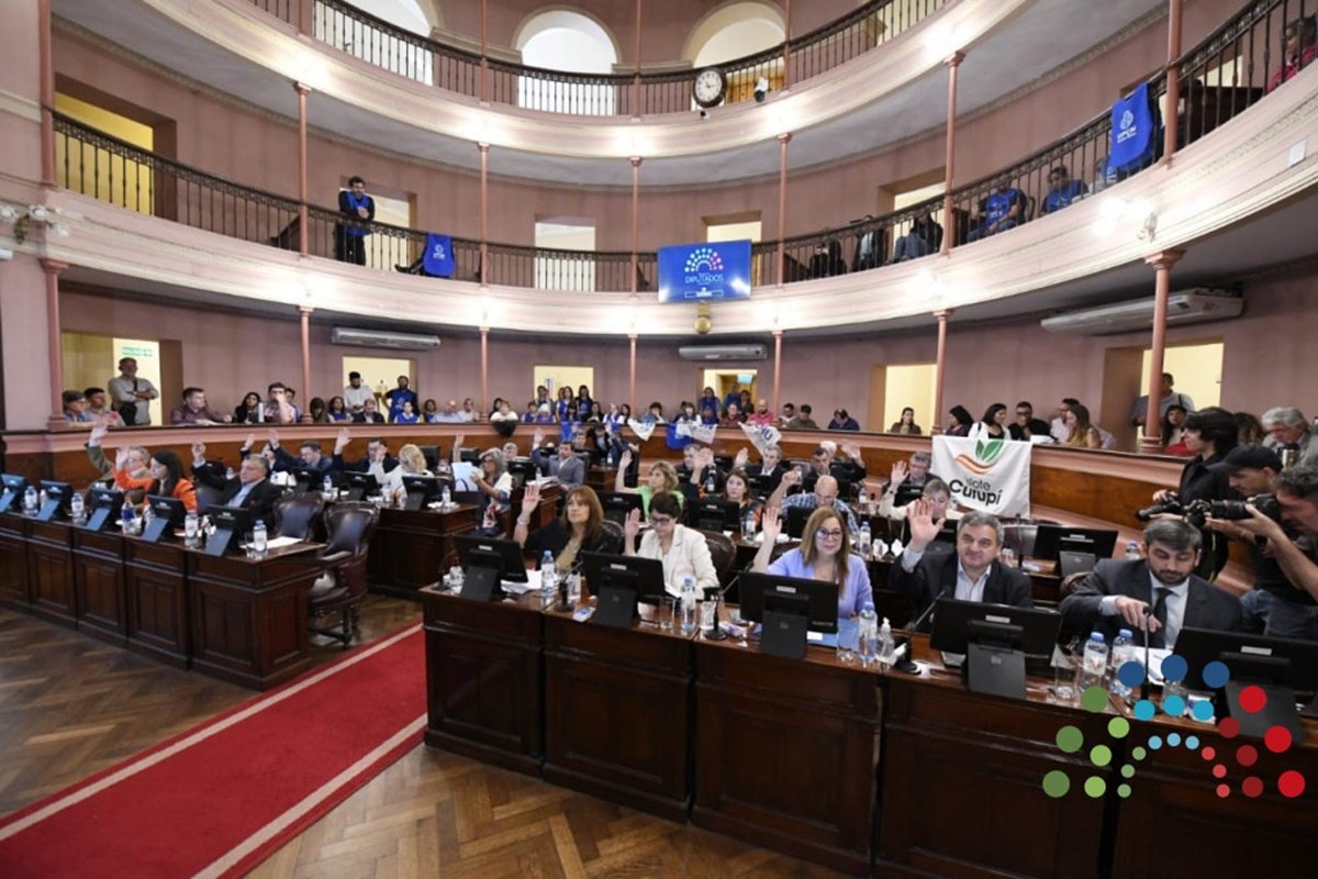 Además, se aprobaron 21 proyectos de declaración y uno de resolución. Además, se aprobaron 21 proyectos de declaración y uno de resolución.