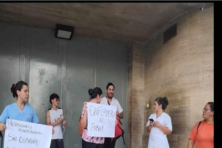 Profesionales monotributistas del municipio protestan denunciando falta de pago
