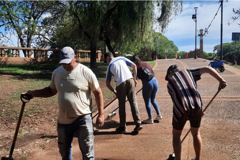 El municipio efectúa tareas de limpieza en la zona baja de la Costanera