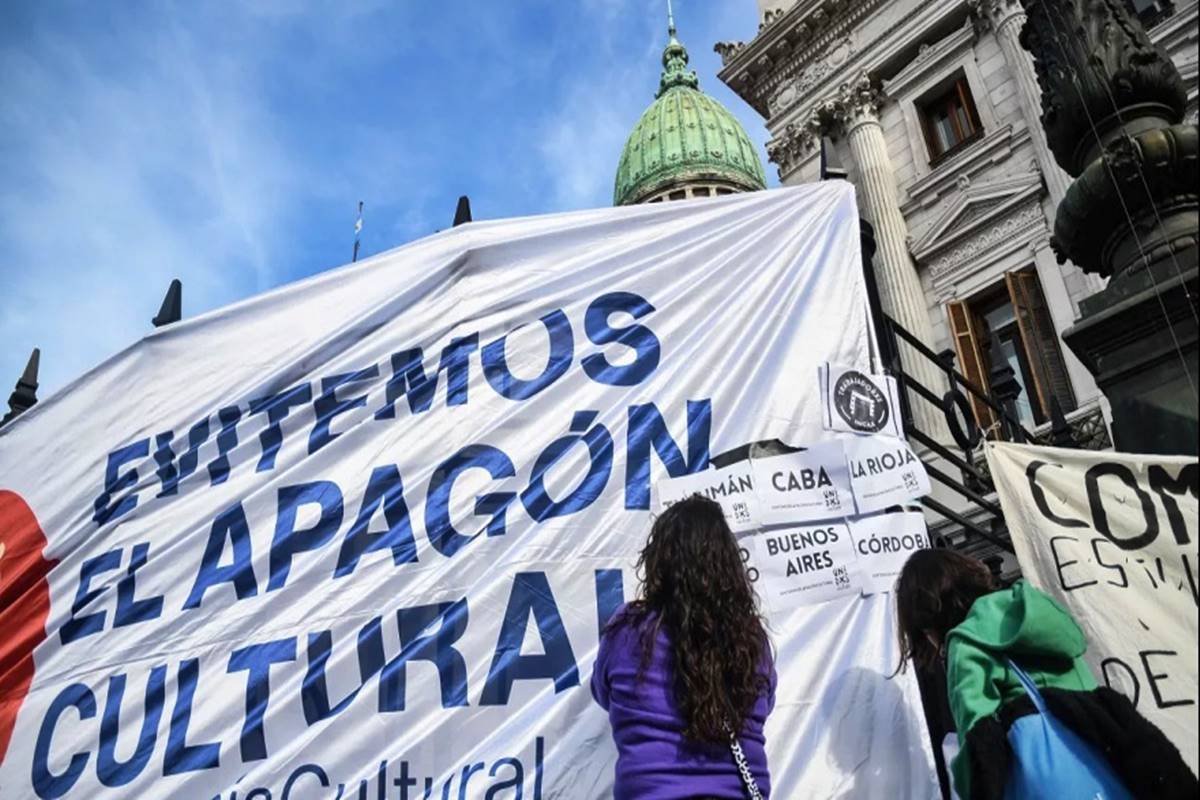 Las protestas contra la ley ómnibus de Milei continúan. Las protestas contra la ley ómnibus de Milei continúan.