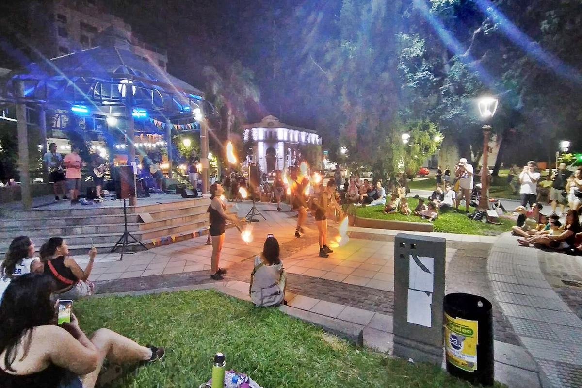 La protesta se hizo sentir en pleno centro de Concordia. La protesta se hizo sentir en pleno centro de Concordia.