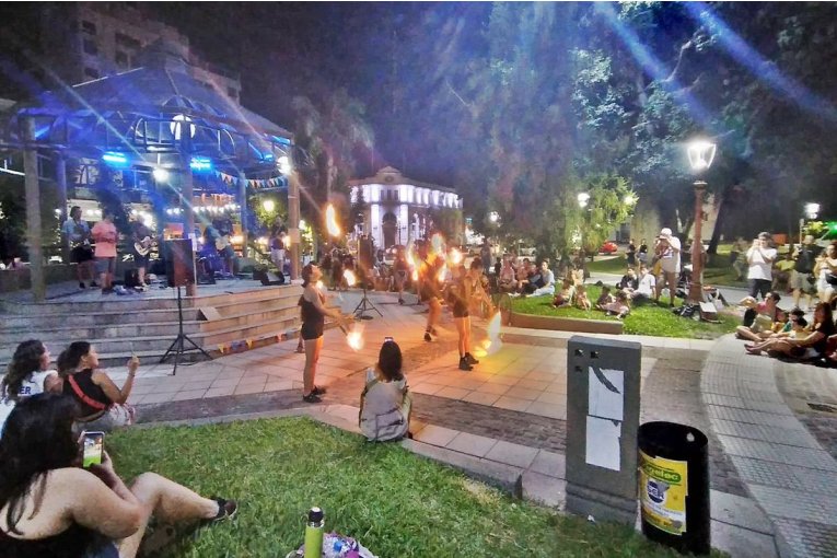 En la plaza 25 de Mayo se volvió a protestar contra la Ley Ómnibus de Milei argumentando que "es un brutal ataque al arte y la cultura"