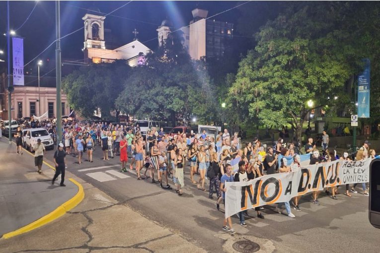 Una ciudad entrerriana volvió a protestar contra el DNU y promete continuar con las convocatorias