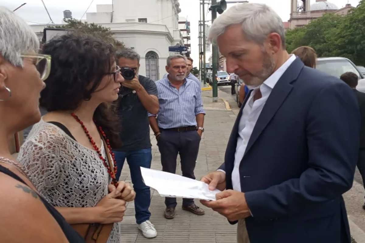 Los artistas le entregaron una carta a Frigerio y le piden que interceda. Los artistas le entregaron una carta a Frigerio y le piden que interceda.