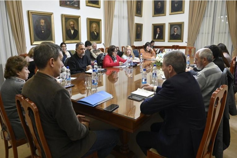 Las paritarias para docentes y estatales se reanudarán este viernes