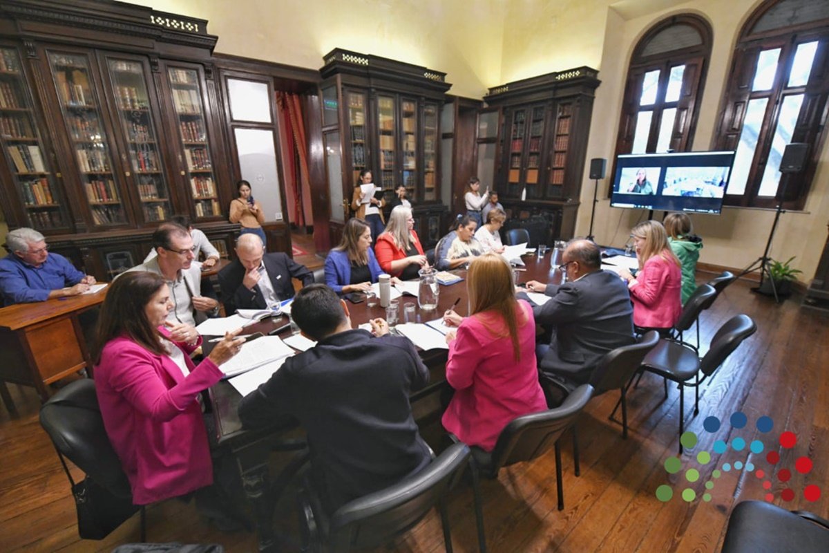 Se busca garantizar el acceso informal y gratuito a la información pública Se busca garantizar el acceso informal y gratuito a la información pública