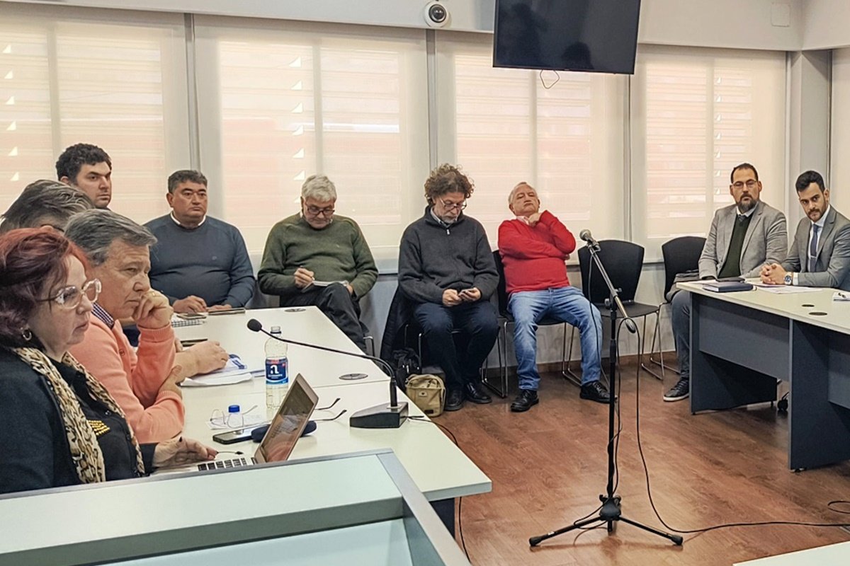 Además el sector exige al gobierno que abone los días descontados. Además el sector exige al gobierno que abone los días descontados.