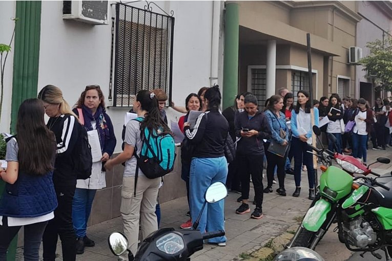 Una extensa fila de docentes se formó para tramitar la oposición al control de asistencia en paro