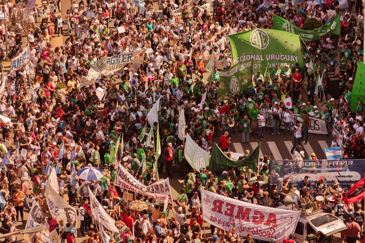 Masiva movilización en Casa de Gobierno. Masiva movilización en Casa de Gobierno.