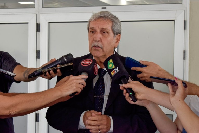 El ministro de Salud advirtió que la vacuna no evita los brotes del dengue