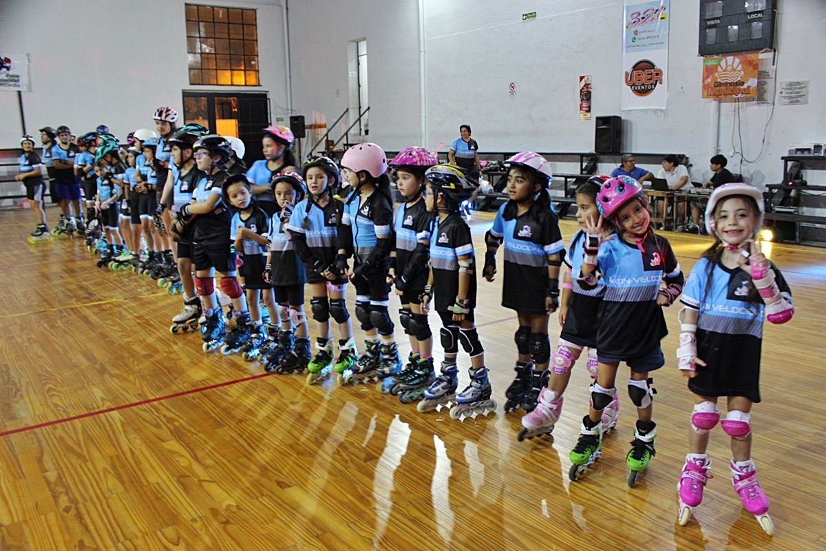 Niños y adultos patinadores mostraron sus habiidades Niños y adultos patinadores mostraron sus habiidades