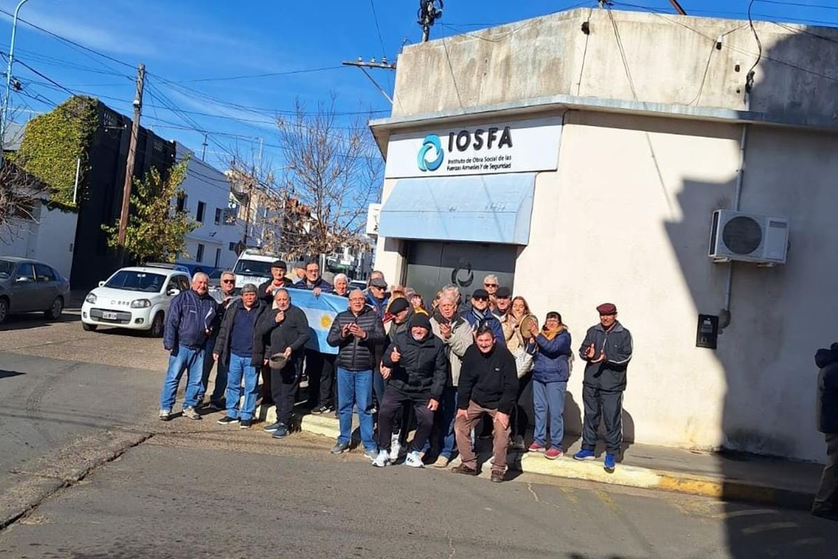 Grupo de personas que se movilizaron este jueves en las oficias de IOSFA. Grupo de personas que se movilizaron este jueves en las oficias de IOSFA.