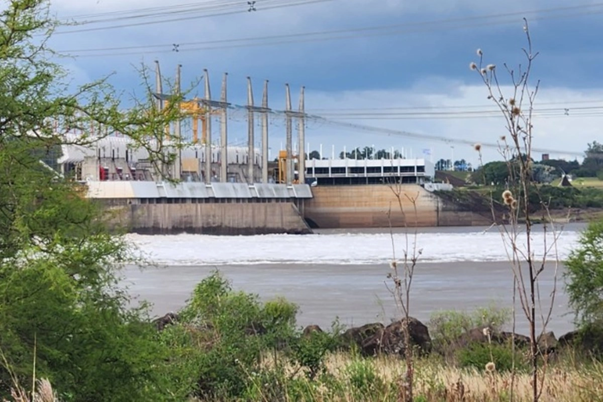 La represa de Salto Grande con sus compuertas abiertas para liberar agua. La represa de Salto Grande con sus compuertas abiertas para liberar agua.