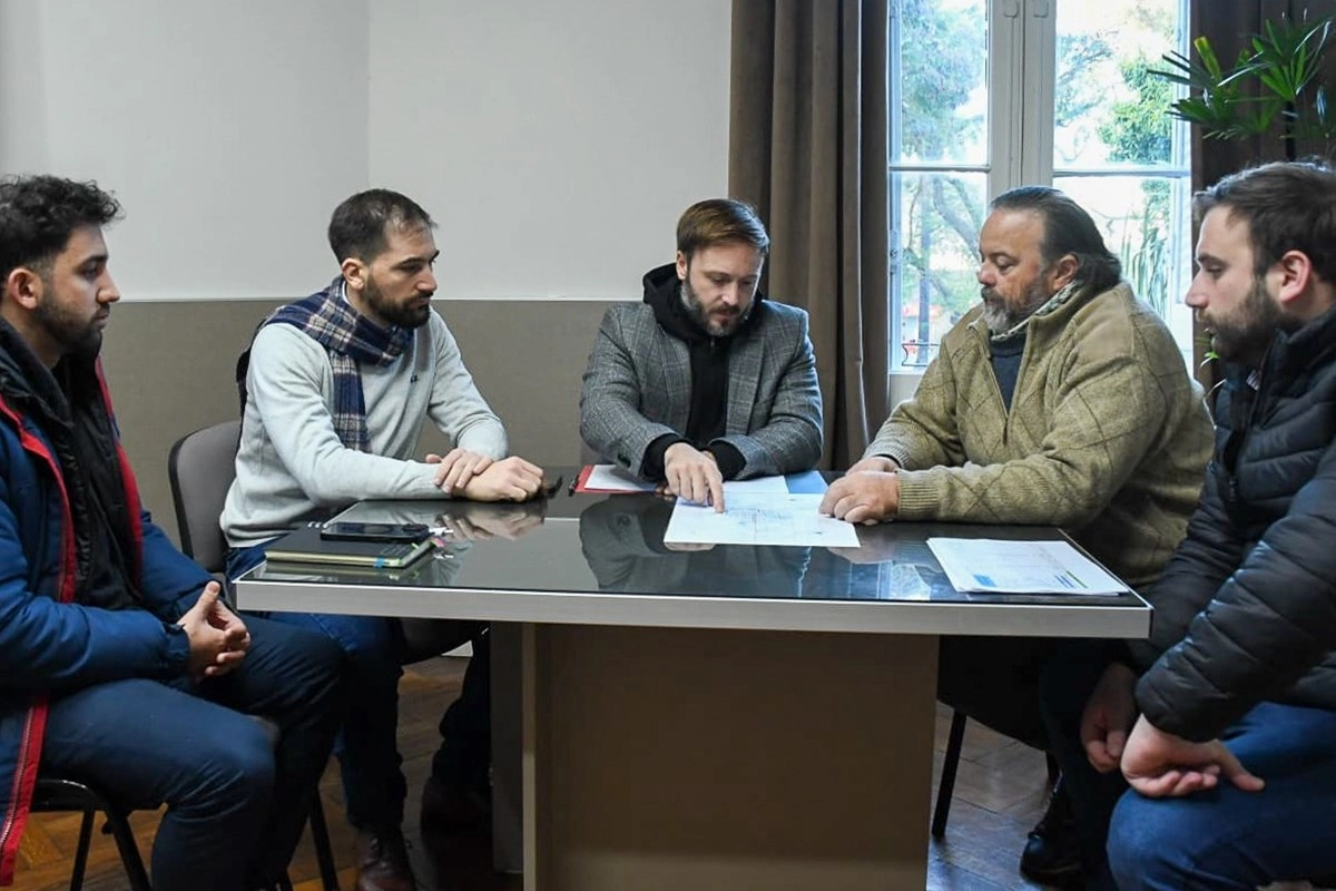 Azcue revisando con sus funcionarios las calles incluídas en el proyecto. Azcue revisando con sus funcionarios las calles incluídas en el proyecto.
